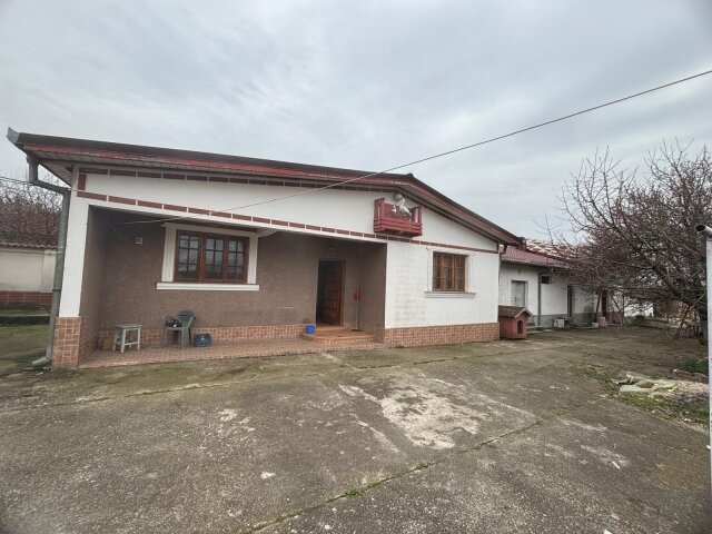 Dolj, Casa cu livada si anexe, P+1, teren 3986mp,