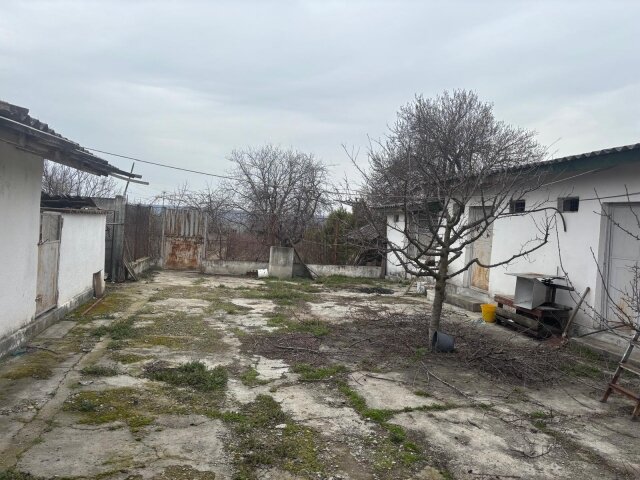 Dolj, Casa cu livada si anexe, P+1, teren 3986mp,